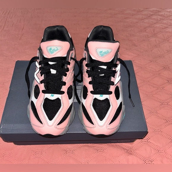 New Balance 9060 Kids size 4.5 EUC - Picture 3 of 8